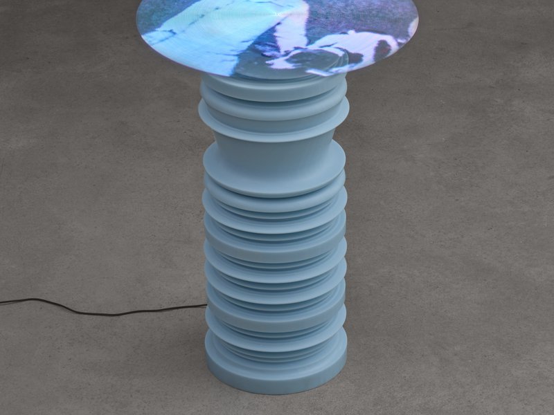 Aleksandra Domanović, Worldometers, 2021, instalacija. Z dovoljenjem umetnice in galerije Tanya Leighton, Berlin.